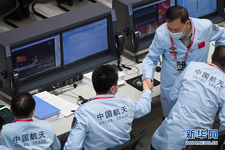 嫦娥五號(hào)返回器攜帶月球樣品安全著陸
