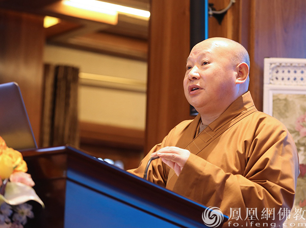 中國佛教協(xié)會(huì)副會(huì)長(zhǎng)、黑龍江省佛教協(xié)會(huì)會(huì)長(zhǎng)靜波法師作主旨發(fā)言（圖片來源：鳳凰網(wǎng)佛教）