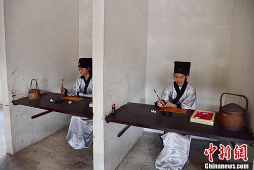 資料圖：今人復(fù)原的古代秋闈情景。 中新社記者 曾令華 攝