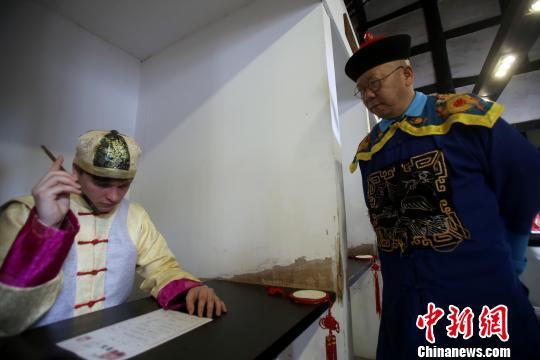 資料圖：“洋考生”體驗(yàn)貢院趕考。 王磊 攝