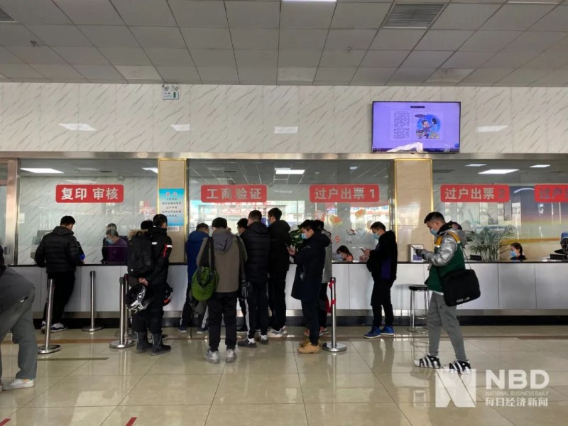 北京搖號(hào)新政倒計(jì)時(shí)：車管所延至20點(diǎn)下班，部分4S店已無(wú)車可賣