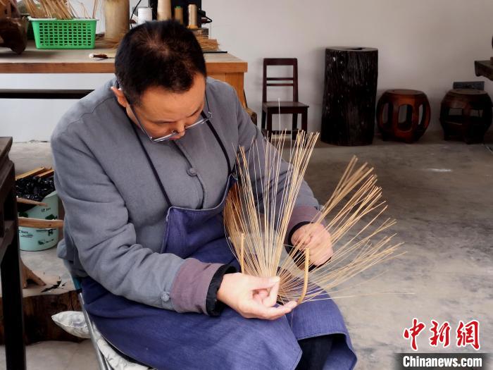 探訪百年非遺德陽潮扇制作技藝：工序繁復精細機器無法代替純手工制作