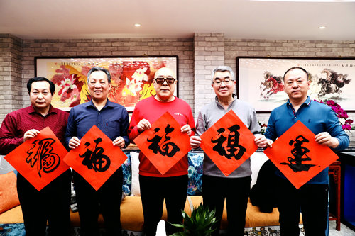 “迎新年 寫(xiě)春聯(lián) 送祝?！痹诮逃和斫M委會(huì)舉行