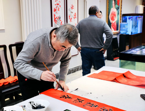 “迎新年 寫(xiě)春聯(lián) 送祝?！痹诮逃和斫M委會(huì)舉行