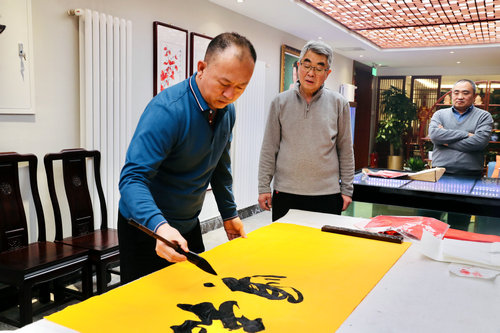 “迎新年 寫(xiě)春聯(lián) 送祝?！痹诮逃和斫M委會(huì)舉行