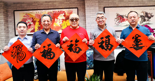 “迎新年 寫(xiě)春聯(lián) 送祝?！痹诮逃和斫M委會(huì)舉行