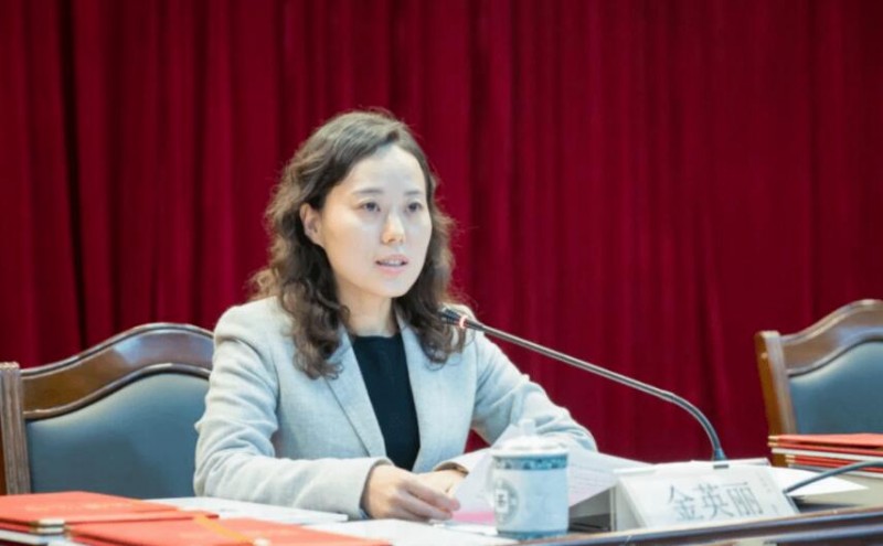上海金山區(qū)經(jīng)委原副主任獲刑10年，80后的她搞權錢、錢色交易為男友謀利