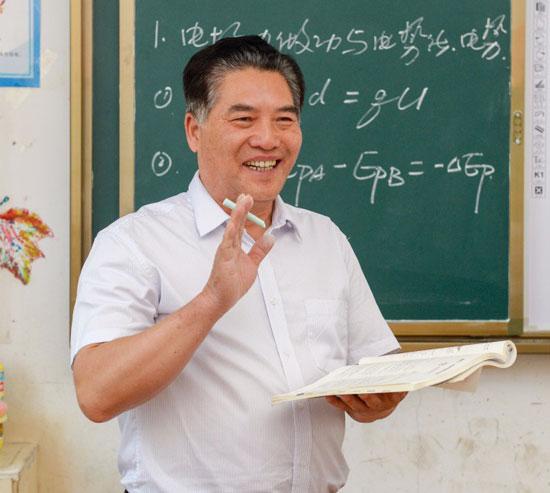 退休校長帶寒門學(xué)子打了場高考翻身仗