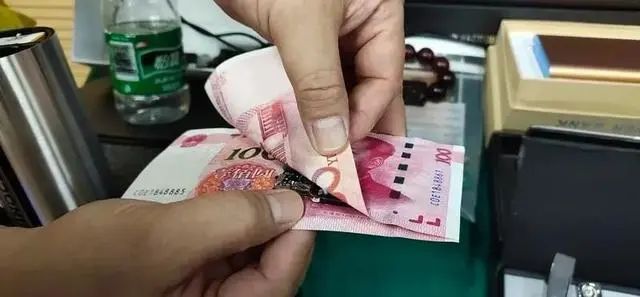 夫妻倆被人圍觀8小時(shí)還不知！上萬家庭攝像頭遭入侵！