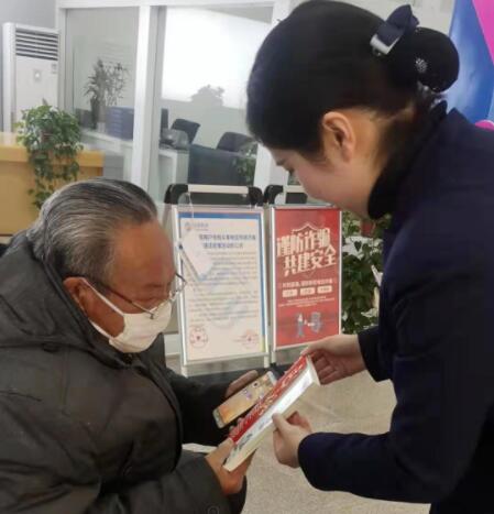 滿耳“溫馨提示”，就是不解決問題！老人找客服，老難了