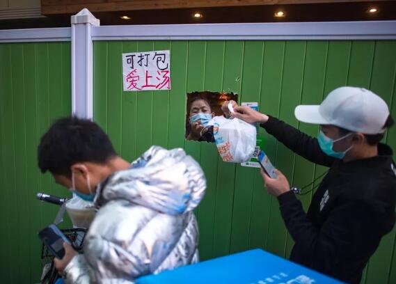 這一天，跟隨外賣小哥“穿街過巷，連接人間煙火”