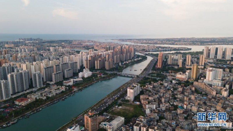 “天空之眼”瞰?？? />
</p>
<p>
	這是5月4日拍攝的?？谑袇^(qū)風(fēng)光（無人機(jī)照片）。
</p>
<p>
	  ?？?，是國家“一帶一路”重要支點(diǎn)城市，也是海南自貿(mào)港建設(shè)的核心城市，這座有著旖旎自然風(fēng)光的海濱城市，即將迎來首屆中國國際消費(fèi)品博覽會(huì)。在“十四五”開局之年，也是海南全面深化改革開放和加快建設(shè)自由貿(mào)易港關(guān)鍵之年，讓我們跟隨“天空之眼”瞰?？冢脛e樣的視角，欣賞椰城之美。
</p>
<p>
	  新華社記者 張麗蕓 攝
</p>
<p>
	<br />
</p>
<p style=