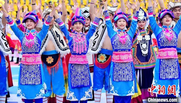 全國第六屆大學(xué)生藝術(shù)展演活動在成都開幕