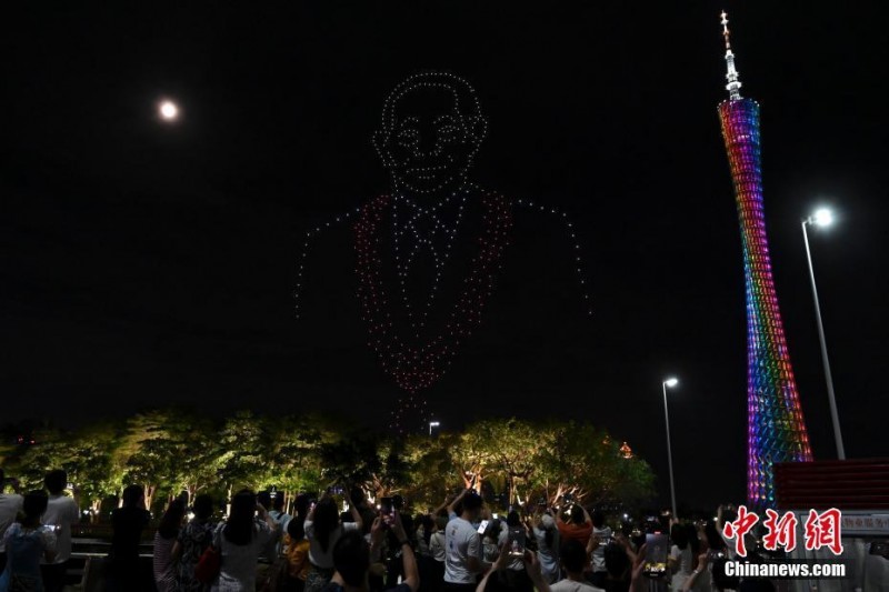 夜空中最亮的星 無人機表演悼念袁隆平