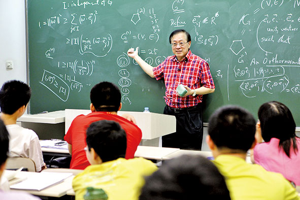 ↑2010年6月，姚期智給清華“姚班”學生上課。（清華大學供圖）