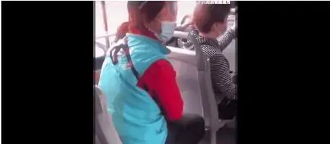 嫌讓座慢，北京大媽竟怒罵女乘客：臭外地的，我正黃旗！