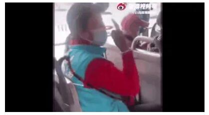 嫌讓座慢，北京大媽竟怒罵女乘客：臭外地的，我正黃旗！