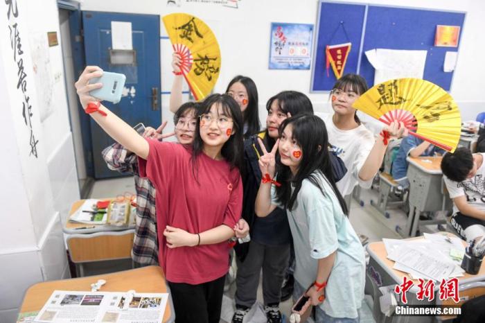 資料圖：6月6日，2021年高考前夕，湖南長沙同升湖實(shí)驗(yàn)學(xué)校高三年級(jí)，考生們?cè)诮淌覂?nèi)合影。 楊華峰 攝