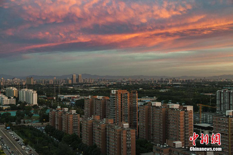 北京清晨現(xiàn)迷人朝霞