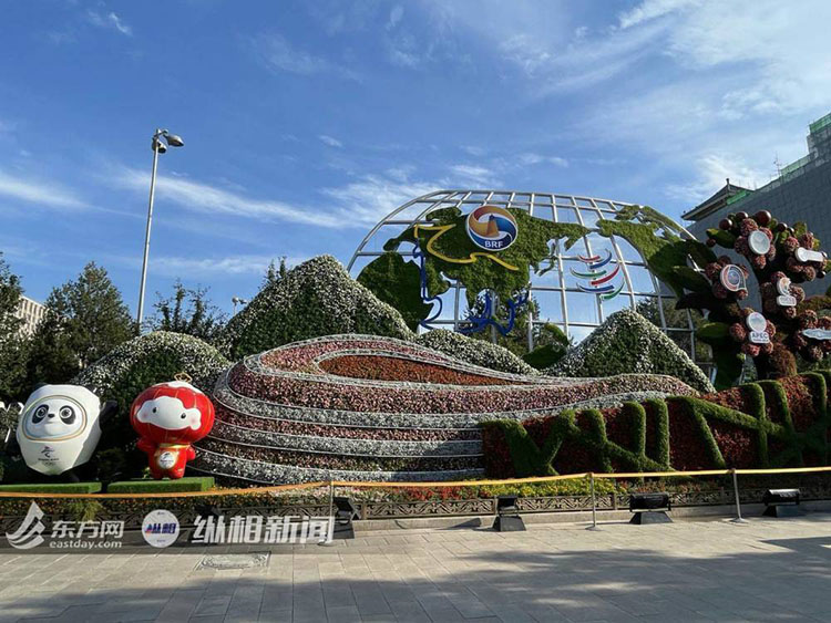 建黨百年主題花壇亮相北京長(zhǎng)安街