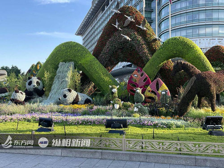 建黨百年主題花壇亮相北京長(zhǎng)安街