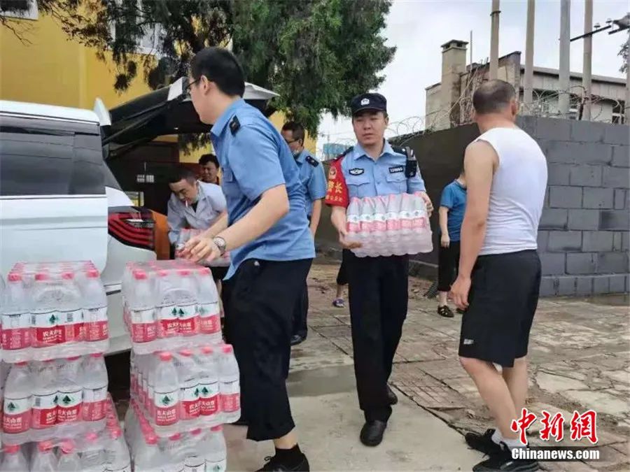 暴雨中停擺的K226/227次列車，并不是一座孤島