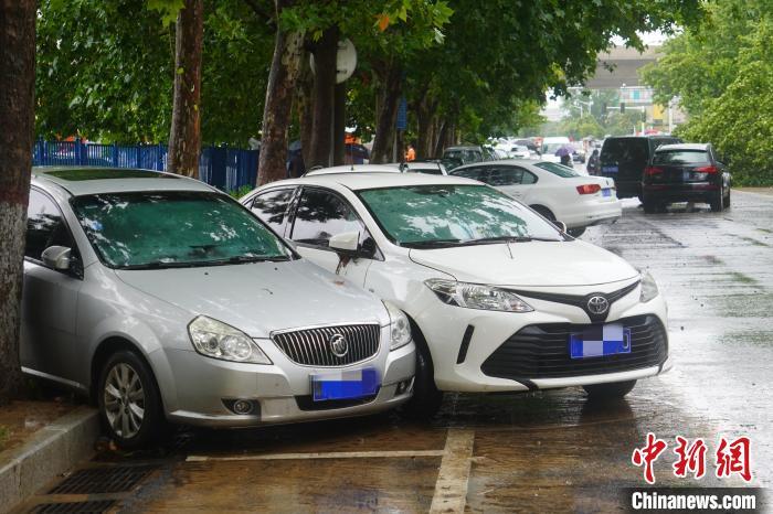 鄭州街頭因暴雨受損的車輛。 劉鵬 攝