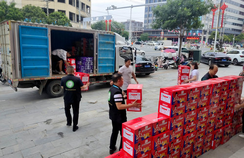 中國(guó)公益記錄者在線攜上蔡愛心企業(yè)赴河南“抗洪救災(zāi)”第一線
