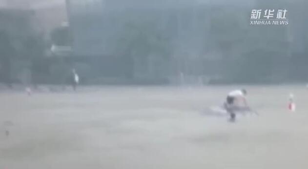 鄭州暴雨中，22只手托起“諾亞方舟”