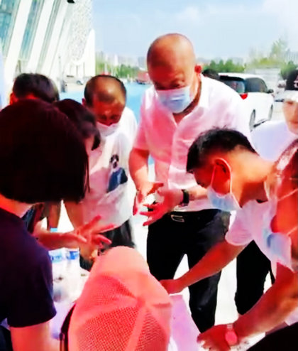 旅順張家村村長(zhǎng)“萬(wàn)軍哥”捐贈(zèng)千條棉被馳援新鄉(xiāng)