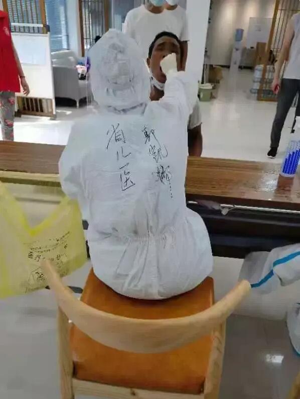 河南核酸采樣｜她們連續(xù)工作38小時，累到直不起腰，但覺得值！