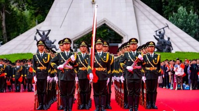 8月19日10時(shí)，慶祝西藏和平解放70周年大會(huì)在拉薩市布達(dá)拉宮廣場隆重舉行。徐馭堯 攝