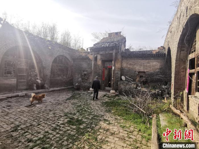 山西省交口縣西莊村，70歲的吳守禮守護(hù)吳氏民居明清古建筑院落20年。 高瑞峰 攝