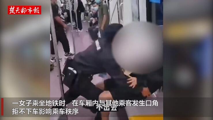 西安警方立案偵查女乘客被拖拽事件，目擊者：女子下身只剩貼身衣物