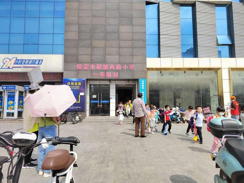 河北保定一小學(xué)部分學(xué)生在“商場(chǎng)”上課