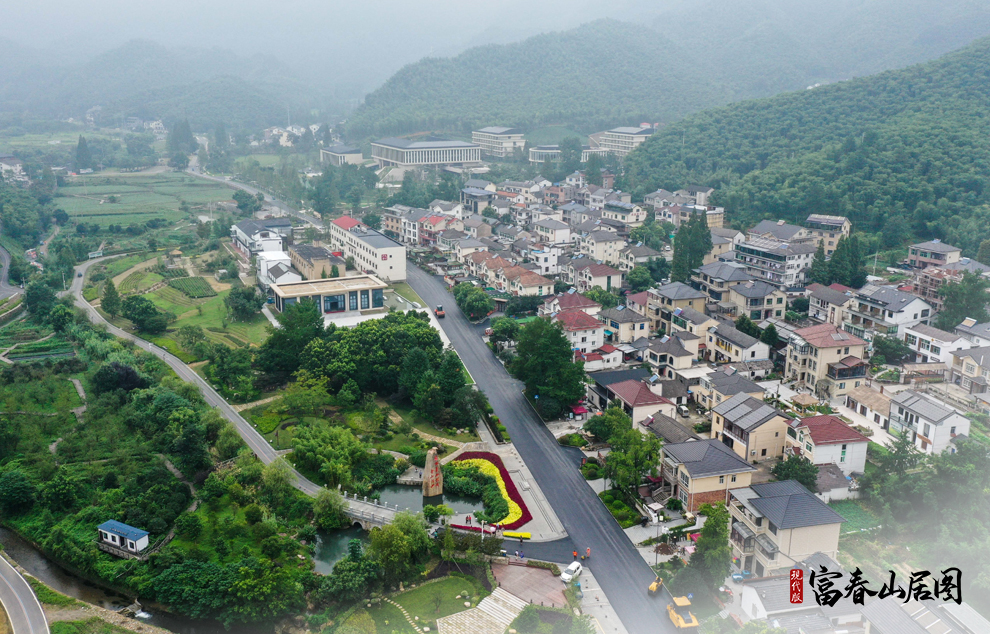現(xiàn)代版“富春山居圖”丨青巒添新綠 金山富余村