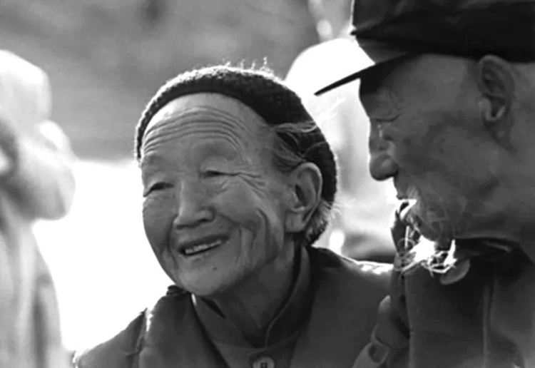 老一輩的愛(ài)情，比青春偶像劇里更甜