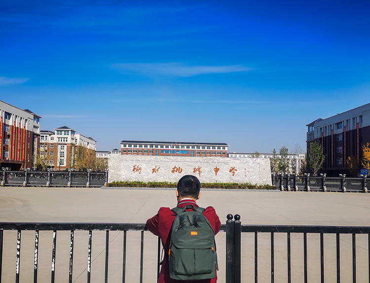 衡水“宇宙第一中學(xué)”被停止招生一年，學(xué)校老師稱(chēng)無(wú)大影響，中介一個(gè)名額賣(mài)3萬(wàn)，當(dāng)?shù)胤慨a(chǎn)仍遭瘋搶