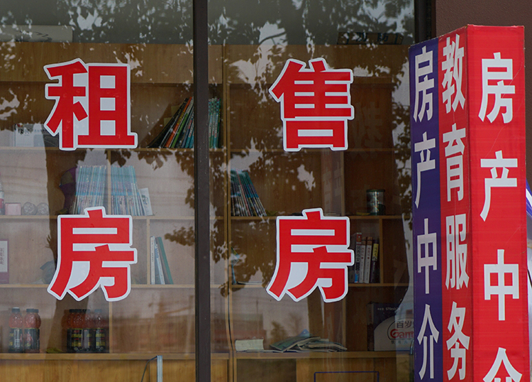 衡水“宇宙第一中學(xué)”被停止招生一年，學(xué)校老師稱(chēng)無(wú)大影響，中介一個(gè)名額賣(mài)3萬(wàn)，當(dāng)?shù)胤慨a(chǎn)仍遭瘋搶
