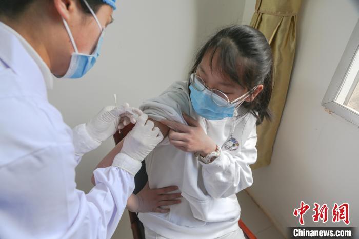 多地中學(xué)生開打HPV疫苗，“一針難求”局面能緩解嗎？