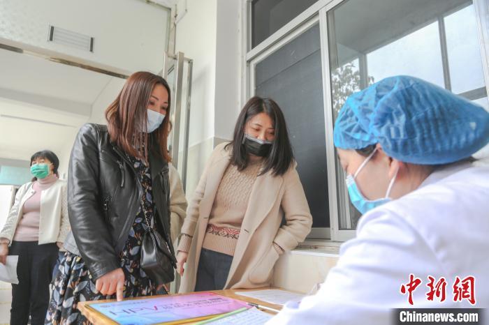 多地中學(xué)生開打HPV疫苗，“一針難求”局面能緩解嗎？