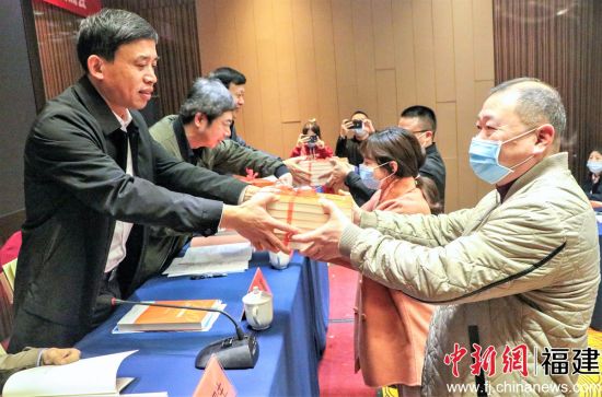 圖為領(lǐng)書儀式。葉伏國 攝