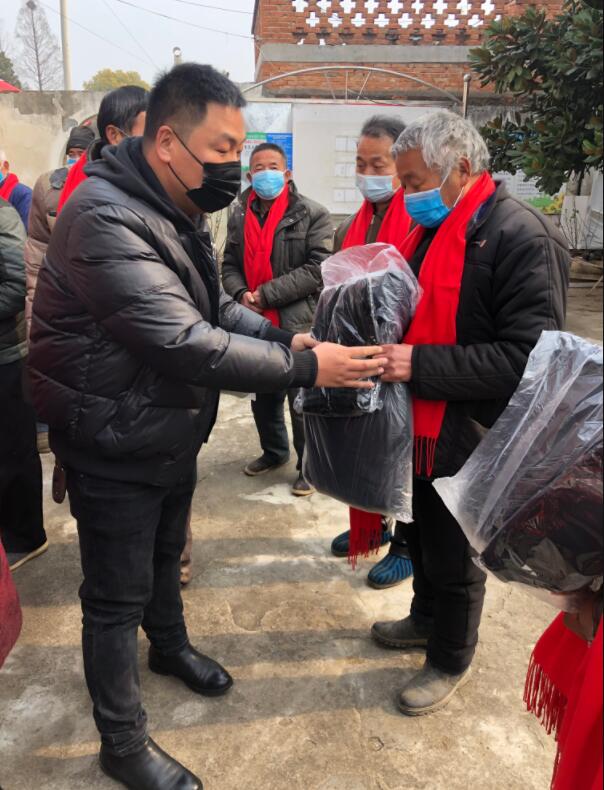 正念正心宗教學(xué)研究院執(zhí)行院長張磊為家鄉(xiāng)孤寡老人捐贈衣物生活物品