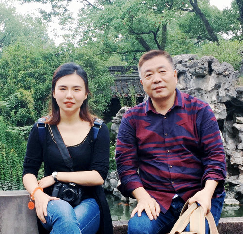 安陽：楊明學(xué)攜女兒楊菲拿起畫筆以“藝”抗疫