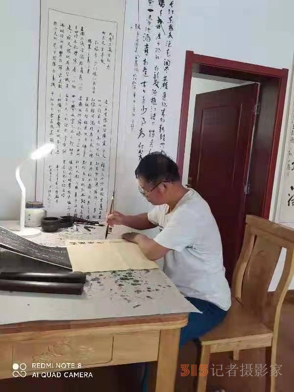 退休老黨員書寫書法作品，為抗疫吶喊助威