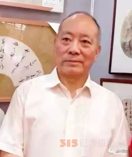 獨(dú)標(biāo)風(fēng)骨藝壇上，濯古來新成一家---沈鴻根先生訪談