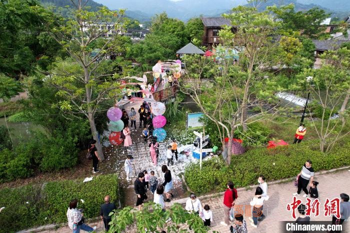 市民游逛孔元村。 王東明 攝