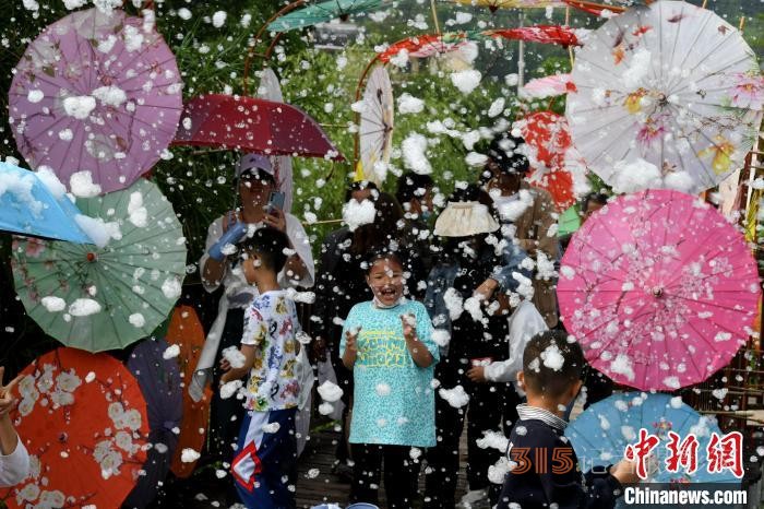 小朋友歡樂玩人造雪。 王東明 攝