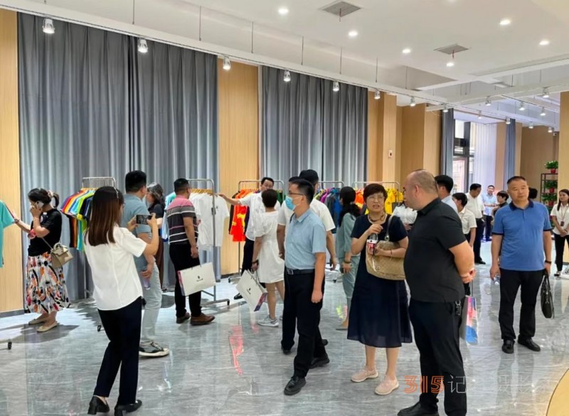 河南紡織服裝產(chǎn)業(yè)學(xué)院理事會成員企業(yè)走進(jìn)密蘭小鎮(zhèn)