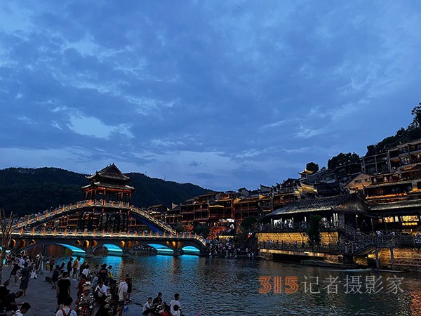 胡玉飛手機(jī)拍圖——鳳凰古城夜景